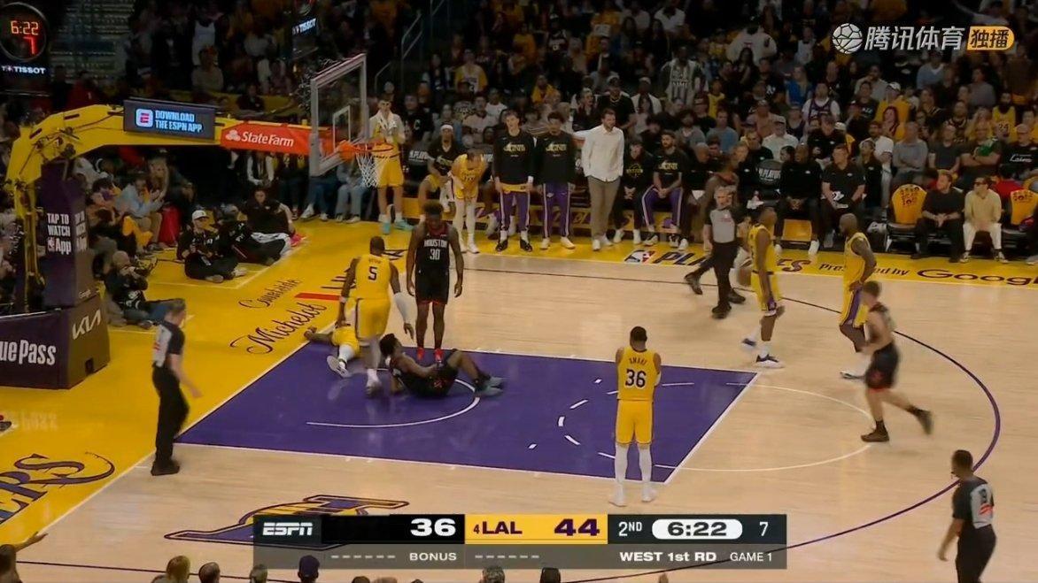 湖人领先到8分，进入暂停火箭vs湖人