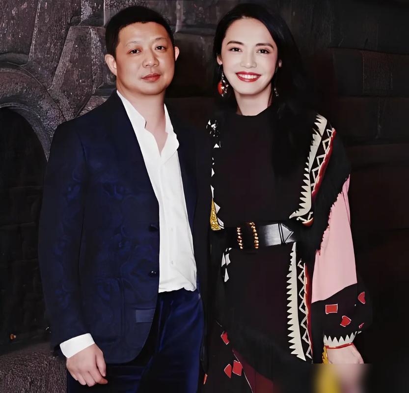 早就离了？和前夫合体捞金，影后的演技骗了所有人。
 
昨天还在发文祝贺老公当评委