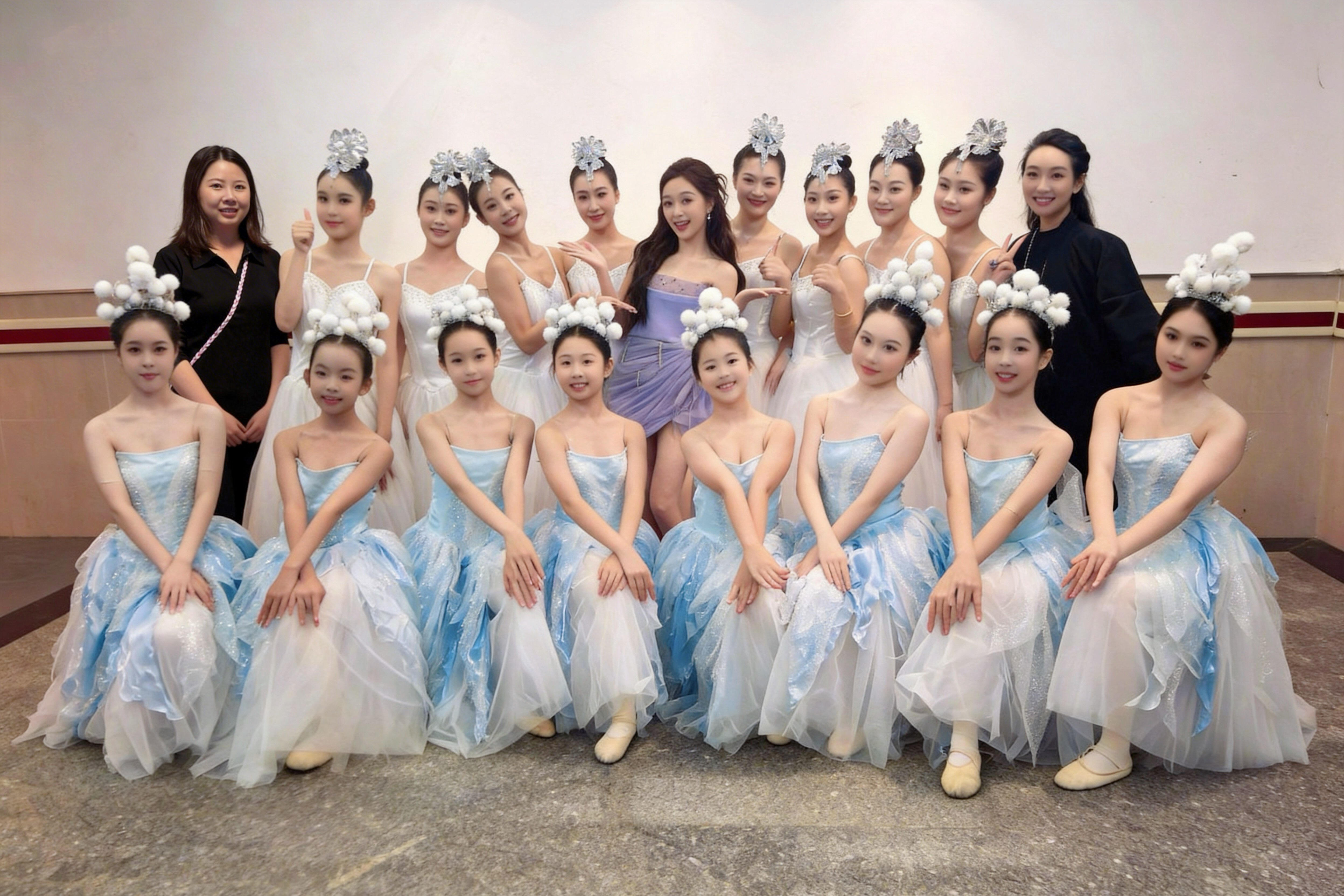 吴宣仪-2026海南春晚官宣吴宣仪 一张跟舞蹈演员们合影的吴宣仪