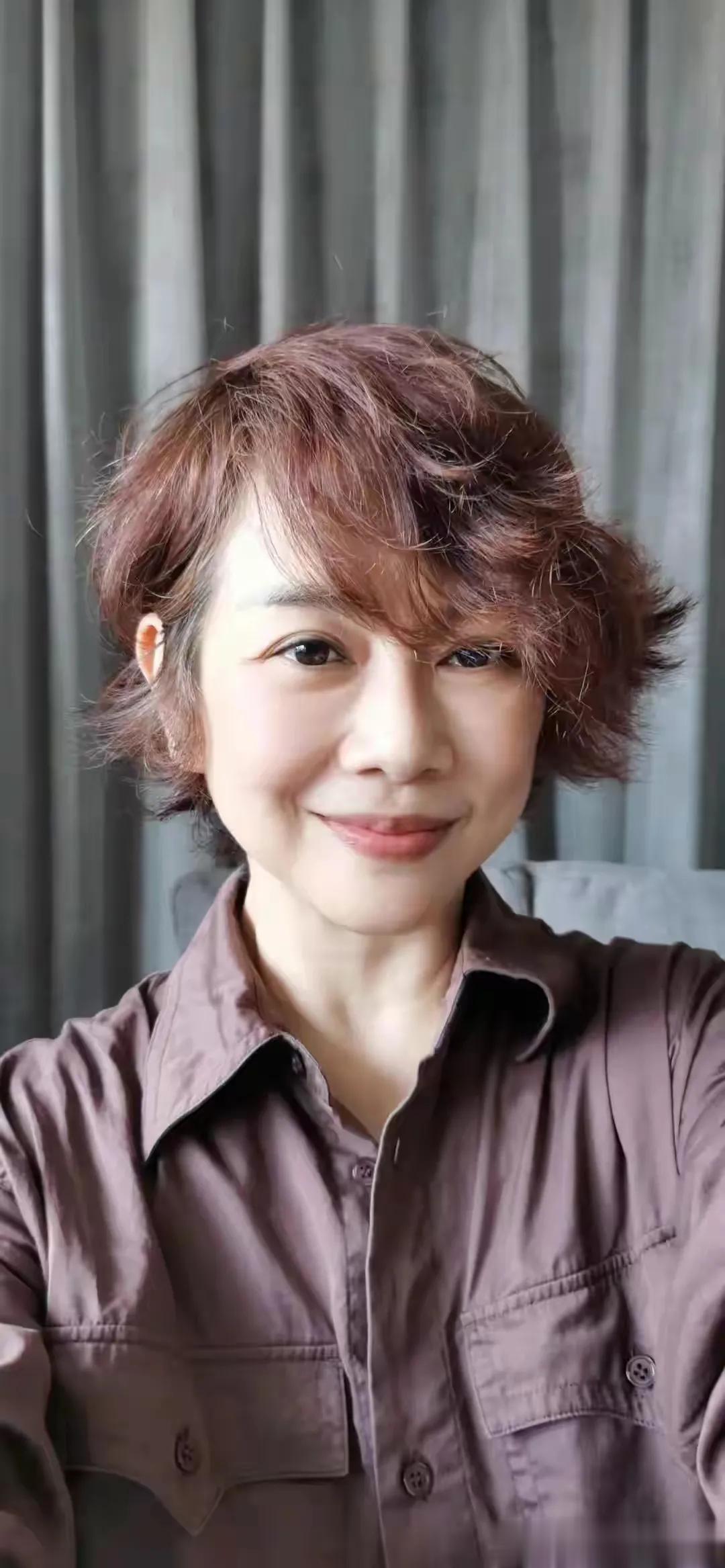 陈松伶暴瘦24斤，认不出来了，还没有胖的时候好看，网友说她更像大妈了。

陈松伶