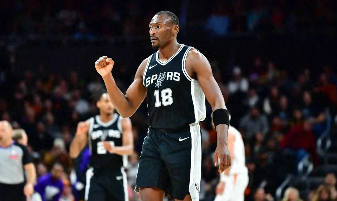 你知道吗？在NBA这个充斥着千万富翁的名利场里，竟然有一个连常规轮换都进不去的边