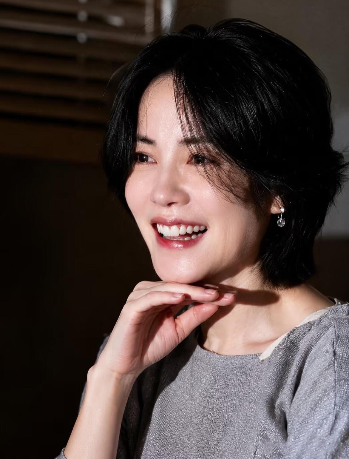 音色空灵通透，气息收放自如，独树一帜的菲式唱腔，成为一个时代的听觉印记 。难得的