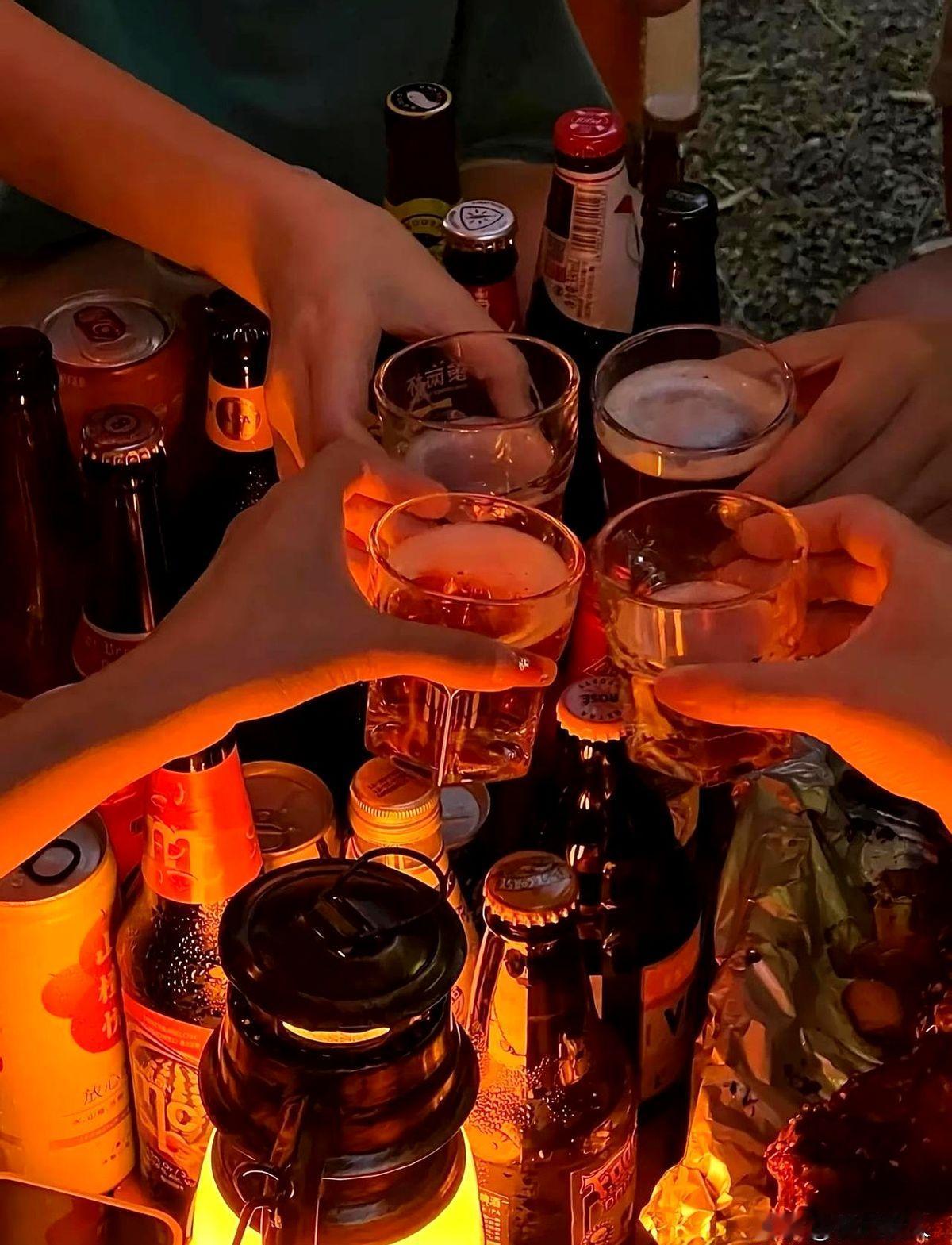 十条餐桌生存守则刷屏半天了——别喝醉别劝酒别吹牛别耍酒疯听着像老生常谈却又精准扎