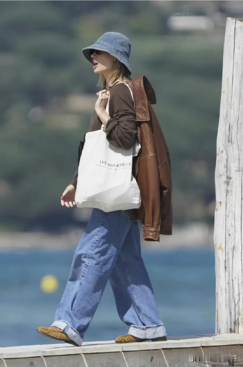 我也想象她这么穿，罗比最近的私服太在线了
棕色系+牛仔丹宁的正确示范
	
TR的