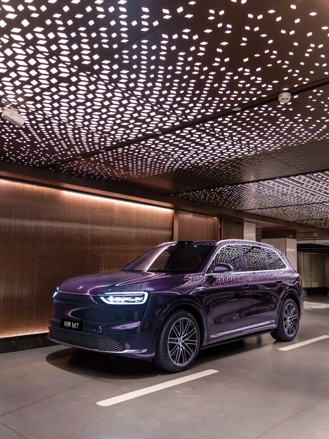 M7夜紫色 太适合夜景拍摄了魔都拍车顶流地库名不虚传！弧形坡道+满天星顶光，暖光