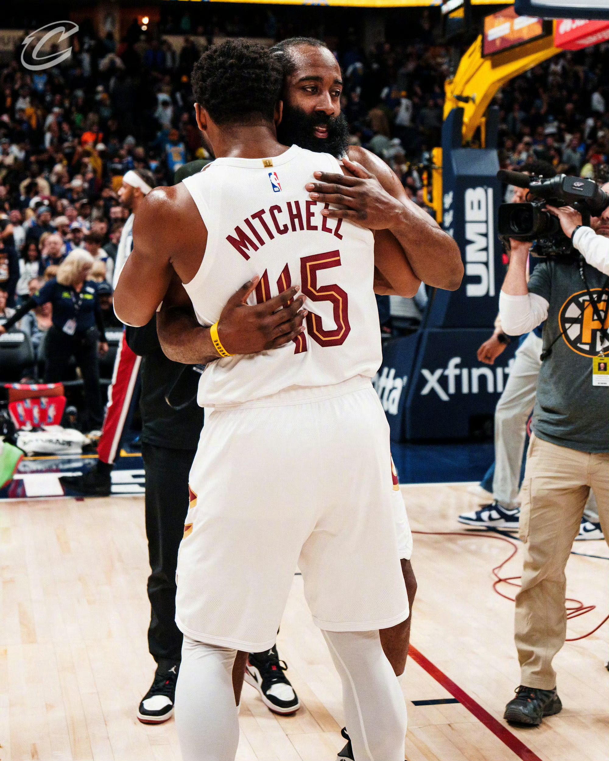 骑士vs掘金哈登米切尔哈登米切尔连进关键球 最佳拍档——灯球🪩组合！哈登米切尔