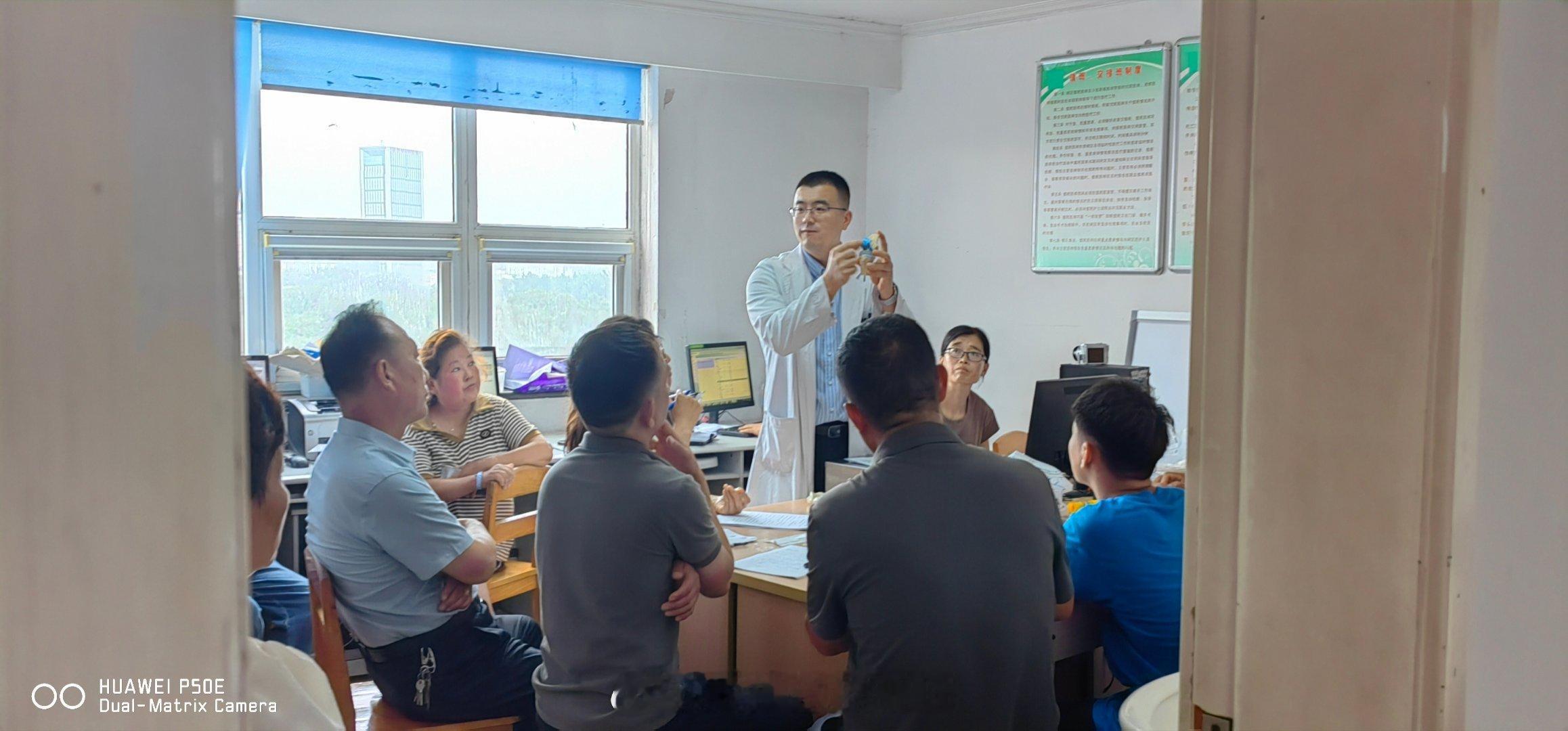 同事觉得群聊挺有意思偷拍了一张发给我，当时我也不知道抿着嘴在讲啥，其实，平时也很