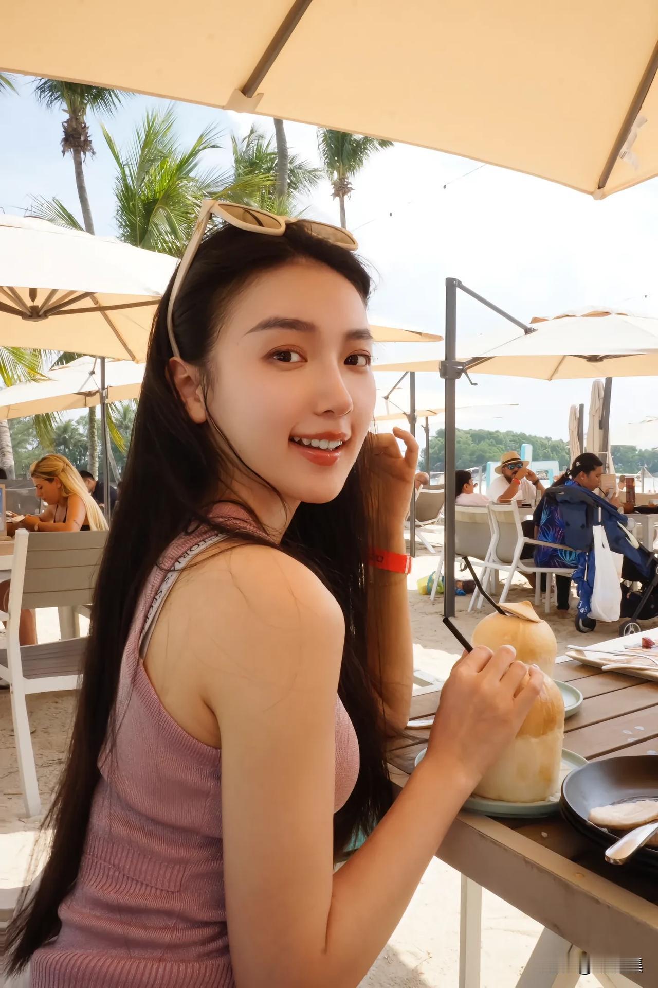 阳光明媚，海边享受椰子时光。