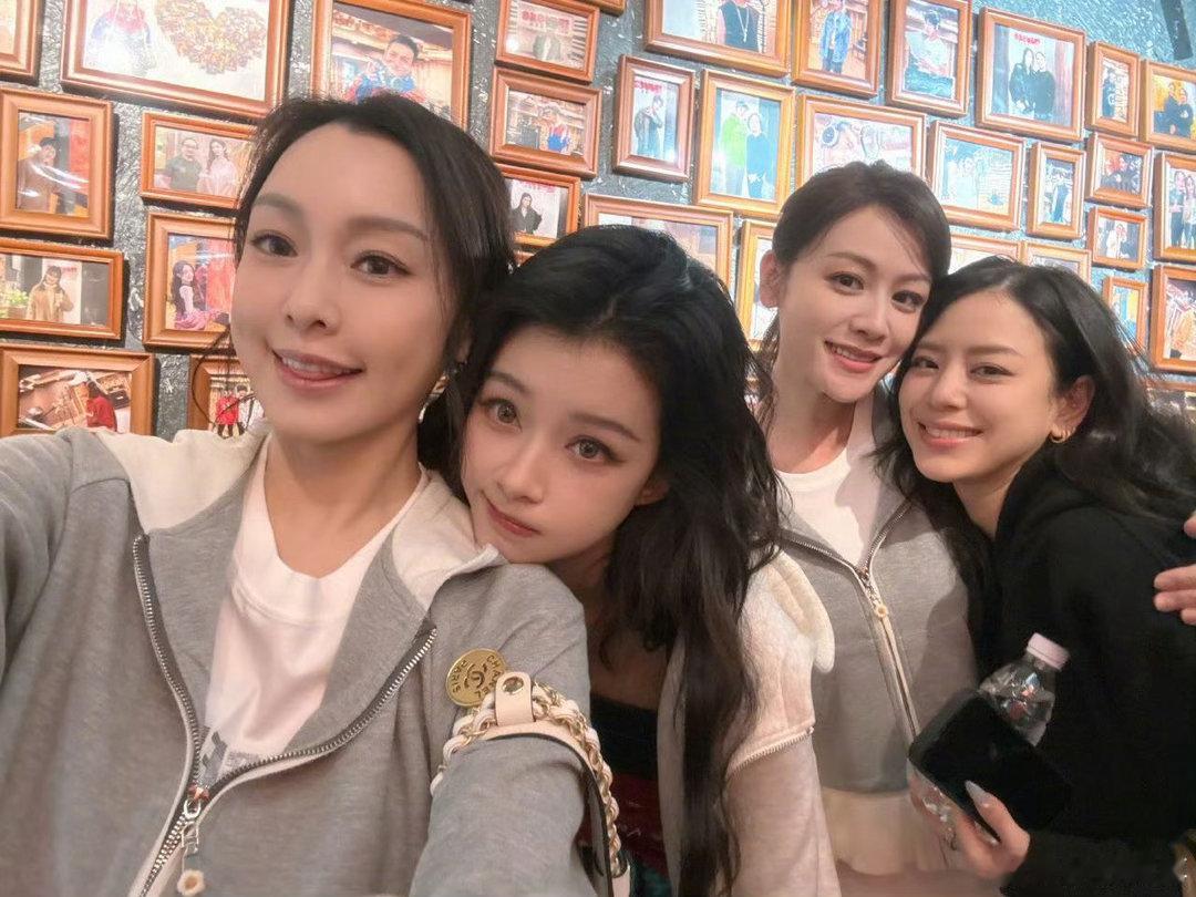 亲亲组 各跳各的 不纠结整齐度，单论唱功这组真的赢了！叶一茜开嗓自带质感，小甜歌