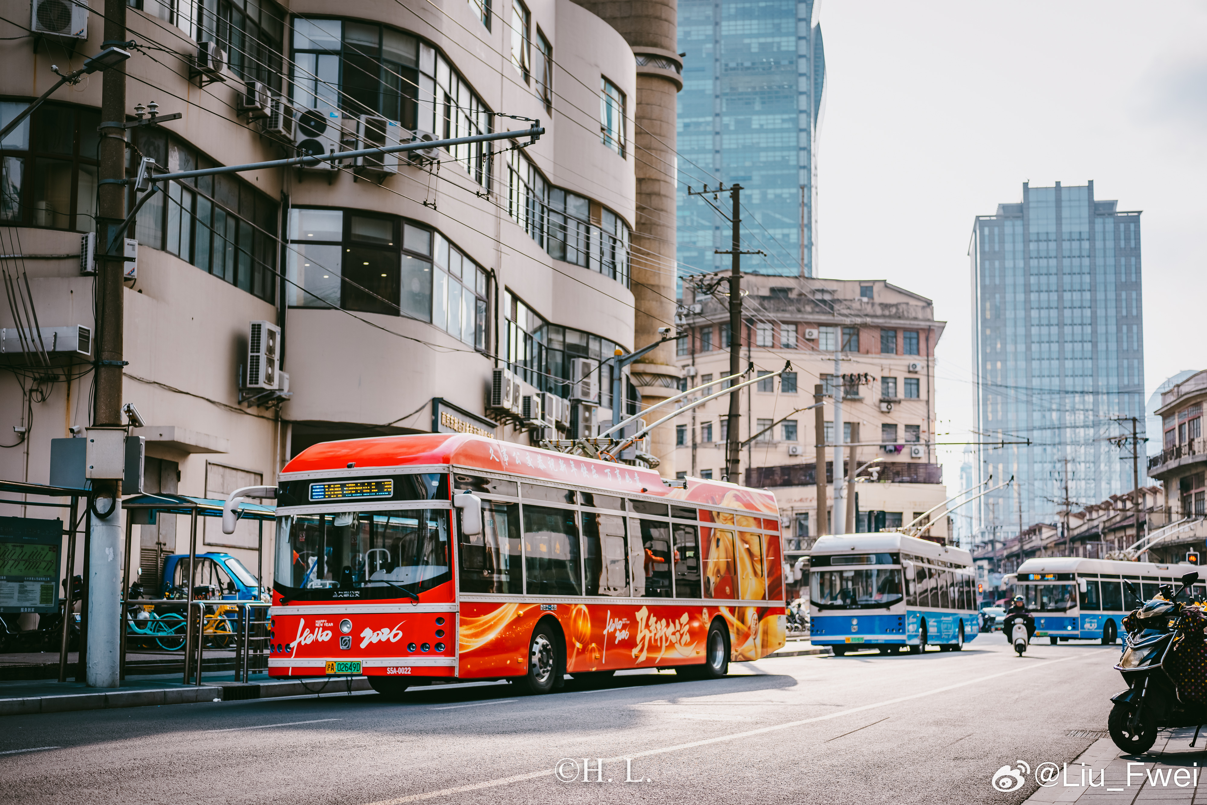 假期后的工作日晚高峰，公交车的发车频次提了上去，但是许多人还没有完全返工。就在这