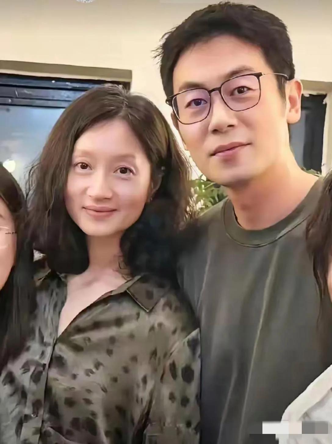 朱亚文与妻子是大学同学，年龄相仿，可是沈佳妮看上去头顶白发显眼，眼袋也明显，比朱