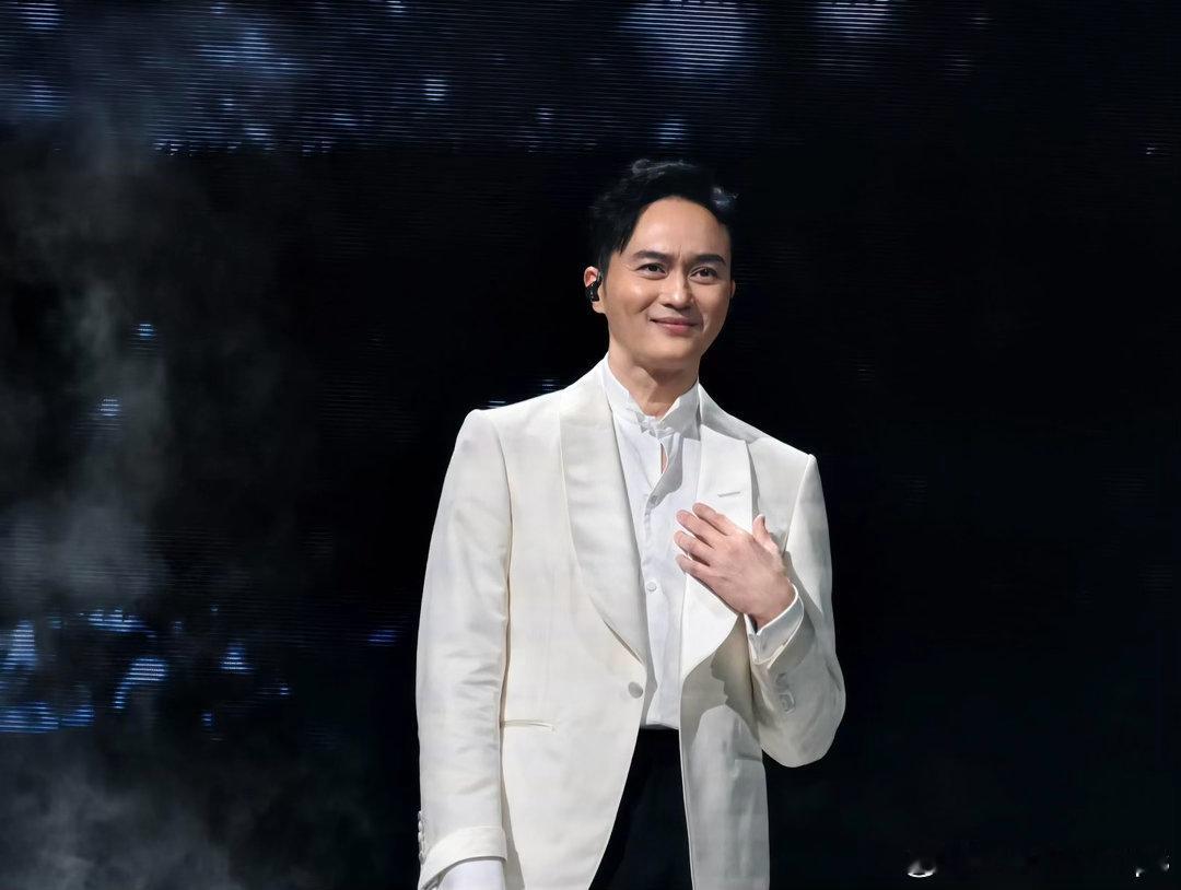 张智霖演唱会祝君好开场张智霖时隔十年广州再开演唱会张智霖广州演唱会正式启幕，开场
