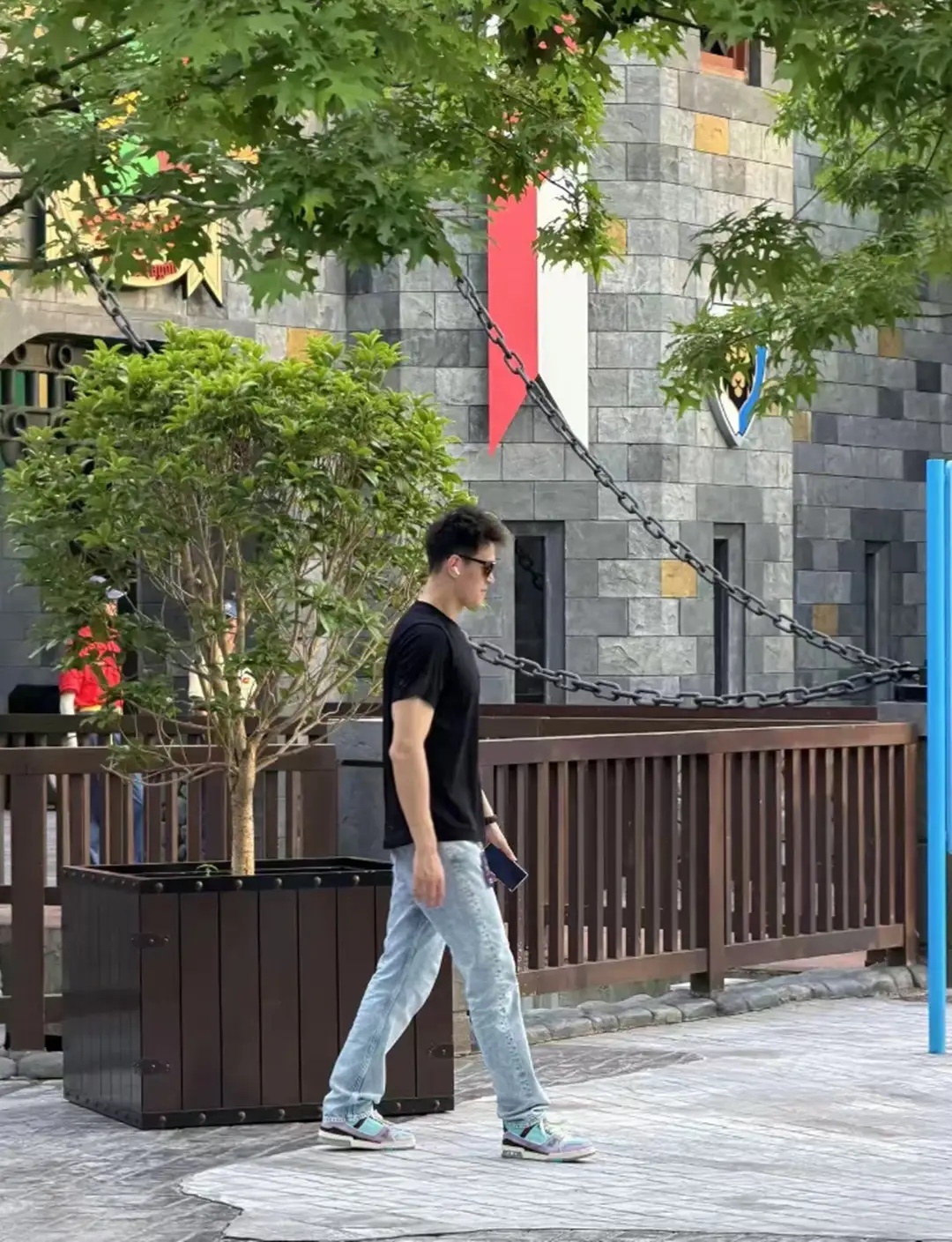 孙杨张豆豆一家五口逛乐高乐园，2岁半女儿坐推车里，腿格外的长 ！！！ 
