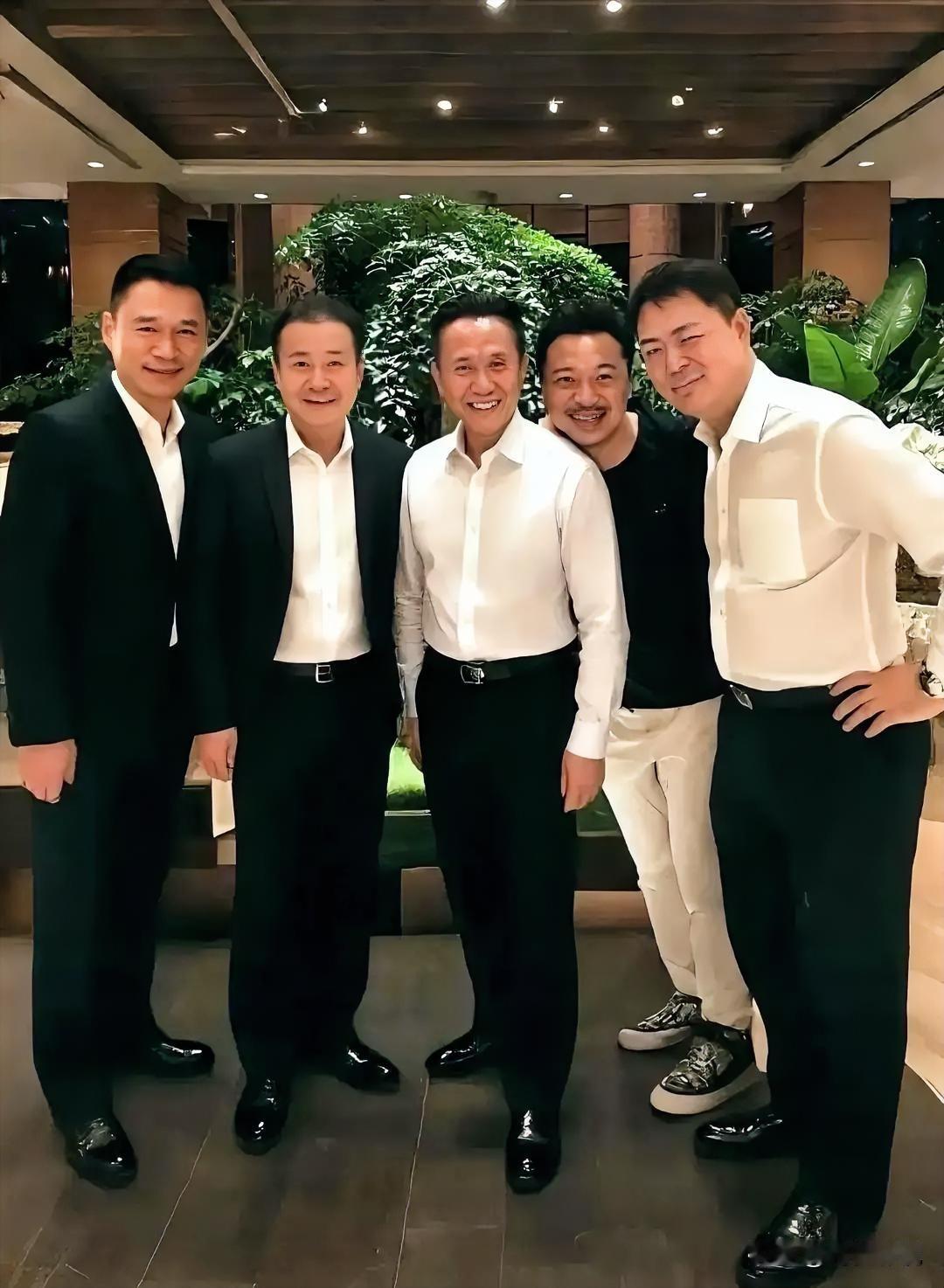 仔细看5张‌笑逐颜开的脸，发现张志坚虽然体型不是最壮的，但他状态是最好的，不像7