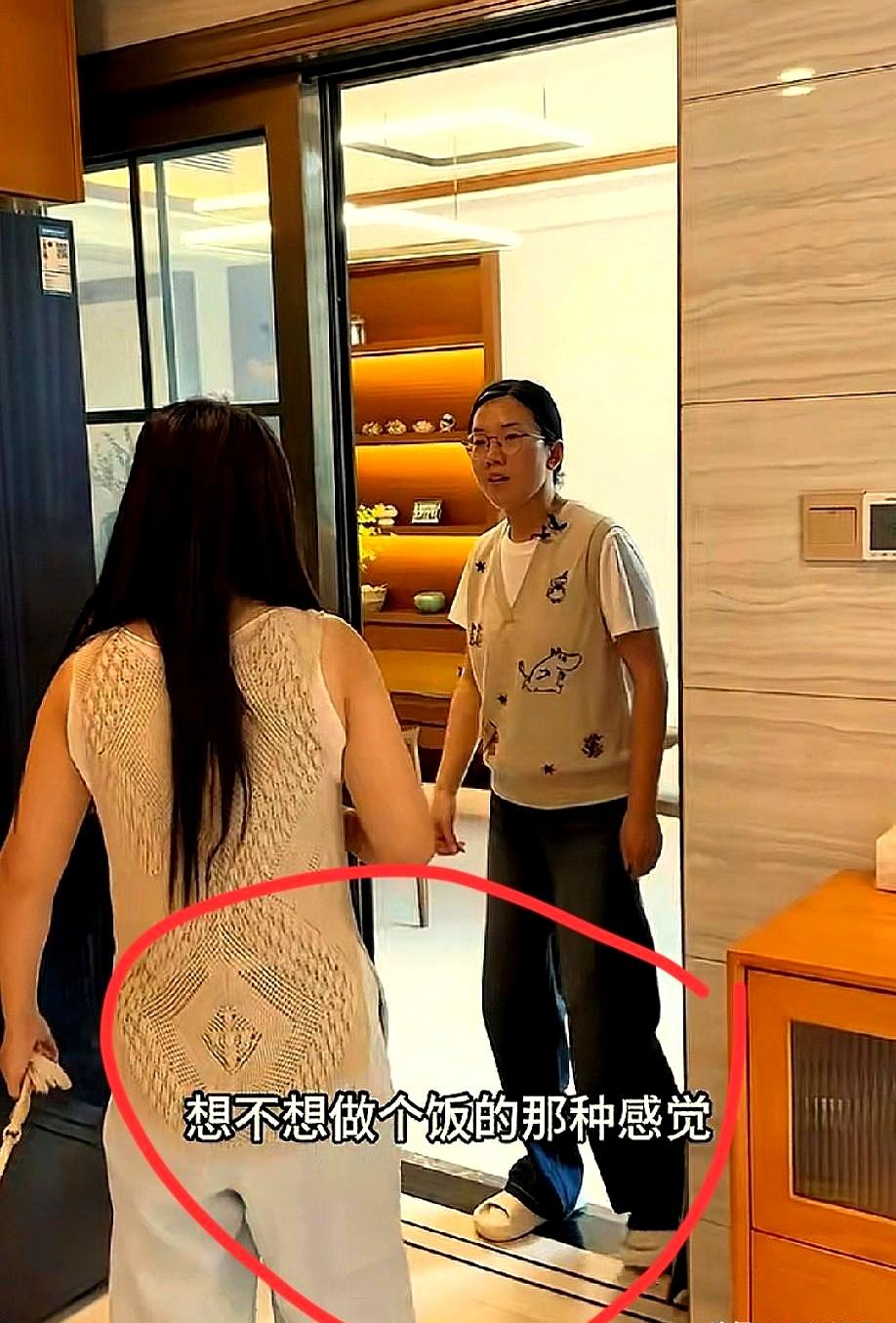 阳光透过纱帘，把小娜家新餐桌照得发亮。
小凤拎着菜篮子，身后跟着系围裙的保姆，