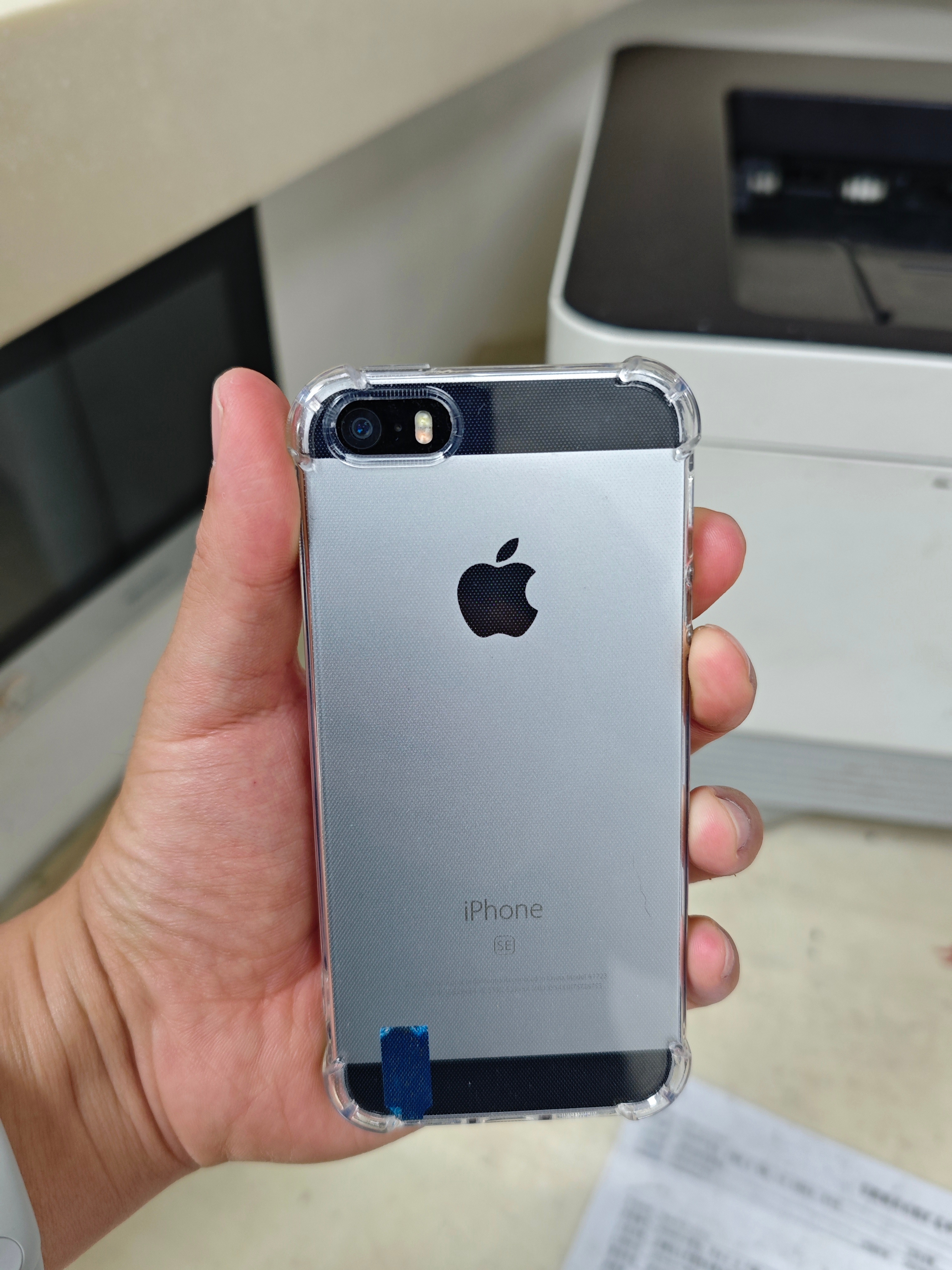 iphone 同事的新玩具。4英寸的SE一代，这手感，无敌了 忻州
