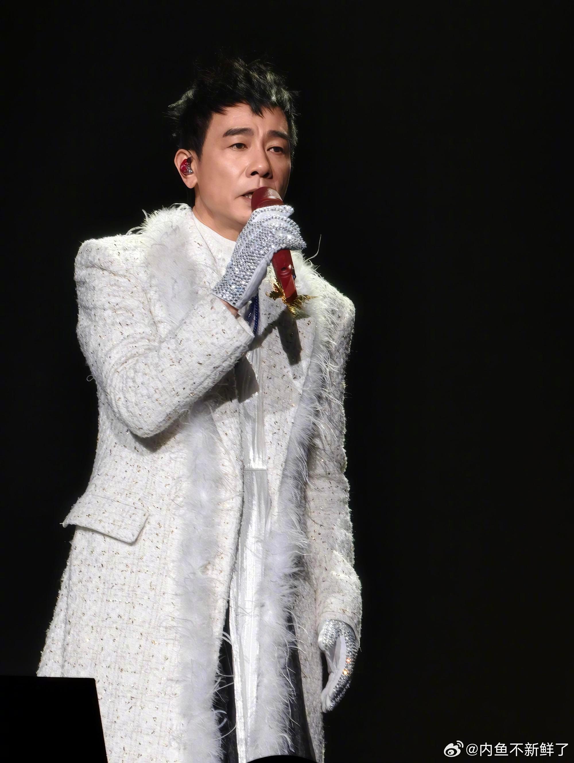 陈小春人老了干什么也不心酸半百老年人证明老了干什么不一定心酸哦  法拉利老了依然