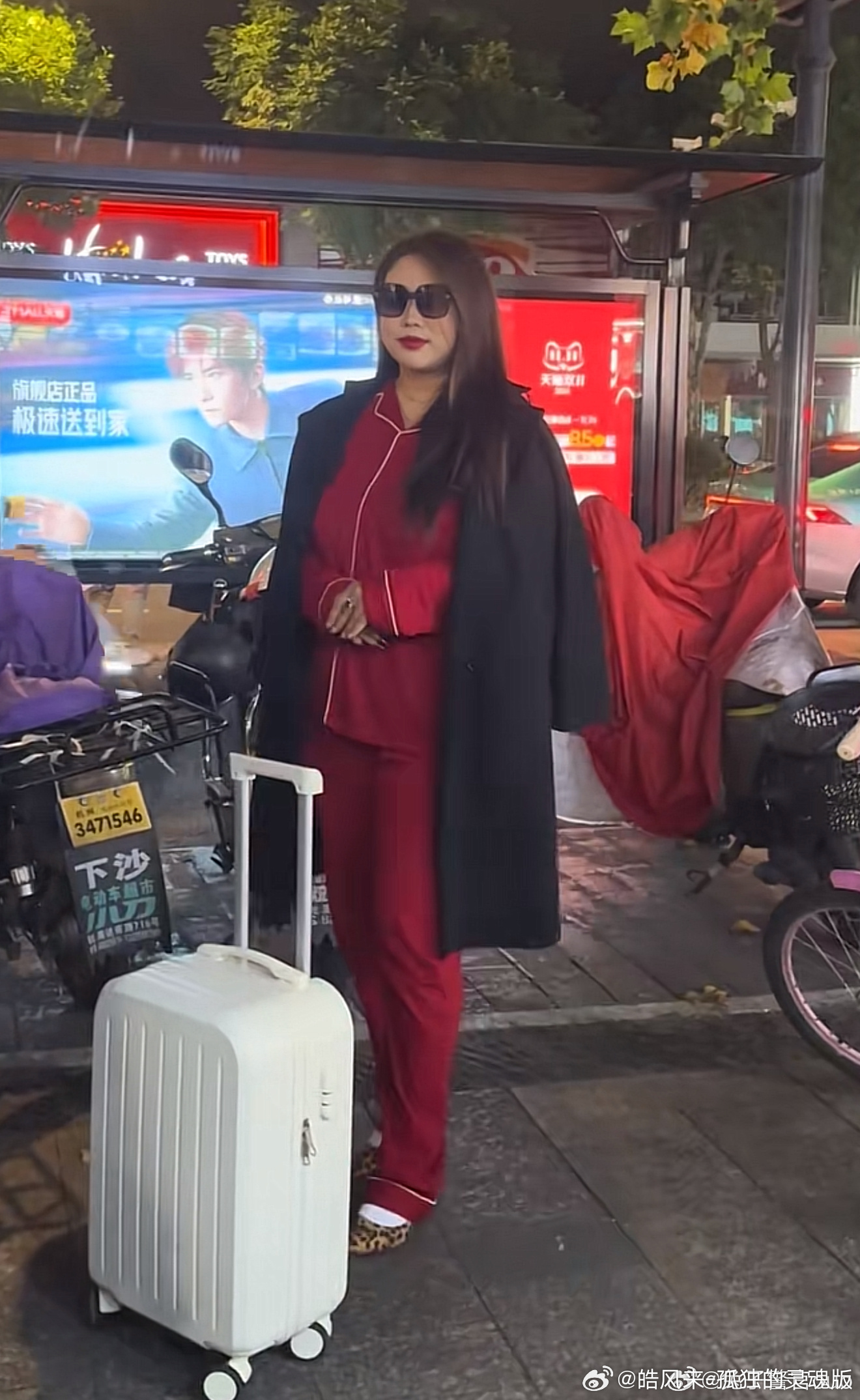 2025年10月底杭州万圣节活动中，有网红通过角色扮演（Cosplay）模仿李湘