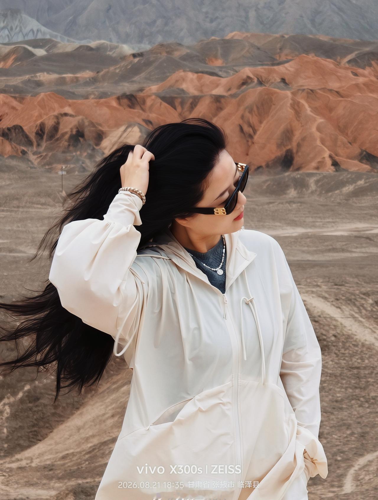 孤独星球。vivo X300s太好出片了

ps：七彩丹霞不用进景区，没什么人贼