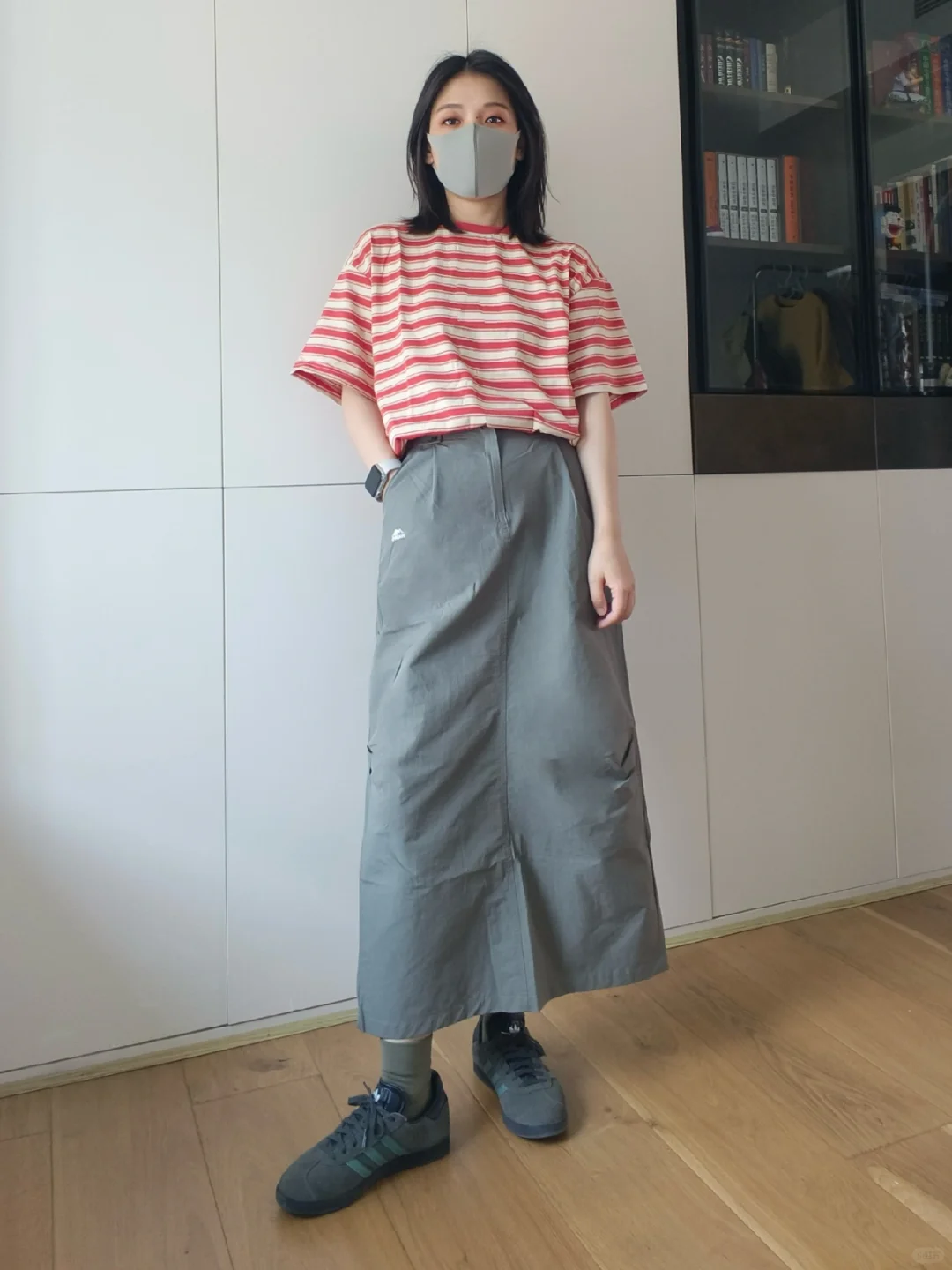 条纹搭工装裙，永不缺席