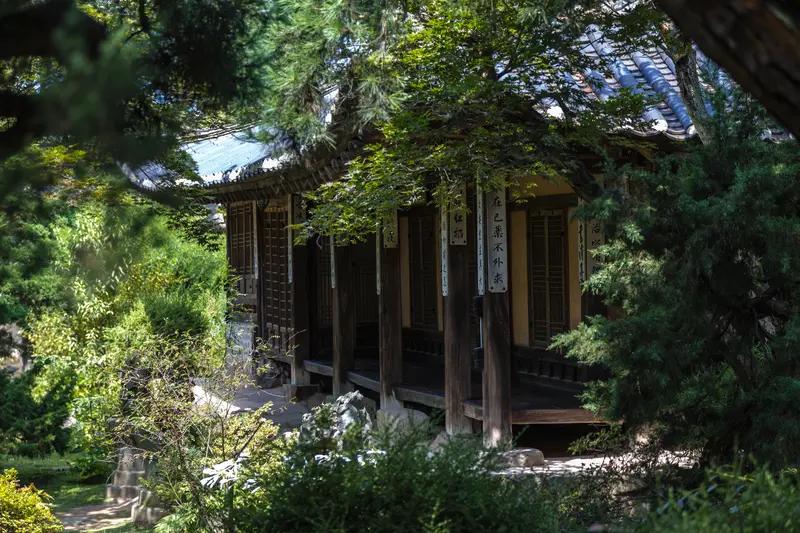 今天，韩国国防部在忠清南道鸡龙台举行仪式纪念建军77周年啦！现场那叫一个震撼，李