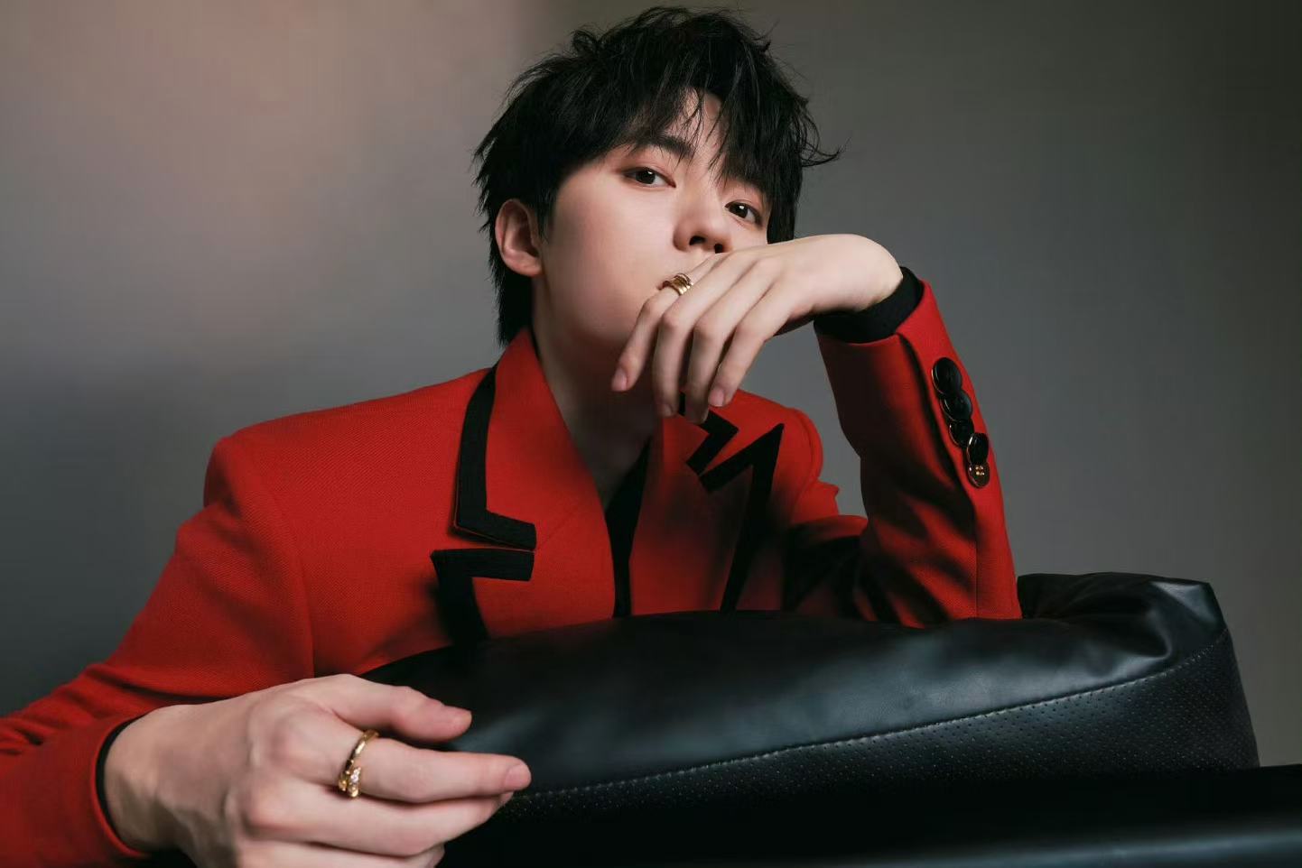 周翊然携红而至周翊然策马踏新程啊啊啊！这个周翊然好适合红色啊！！！也太帅了吧！ 