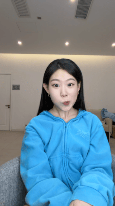 沈佳润五十台相机绕着拍沈佳润你居然没画底妆 贝雷帽加针织衫那套，她笑起来的弧度刚