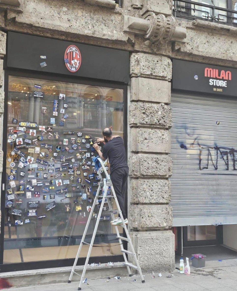 AC米兰商店被贴了大量国际米兰贴纸，根本不用清理，这样就挺好的。国际米兰意甲劳塔