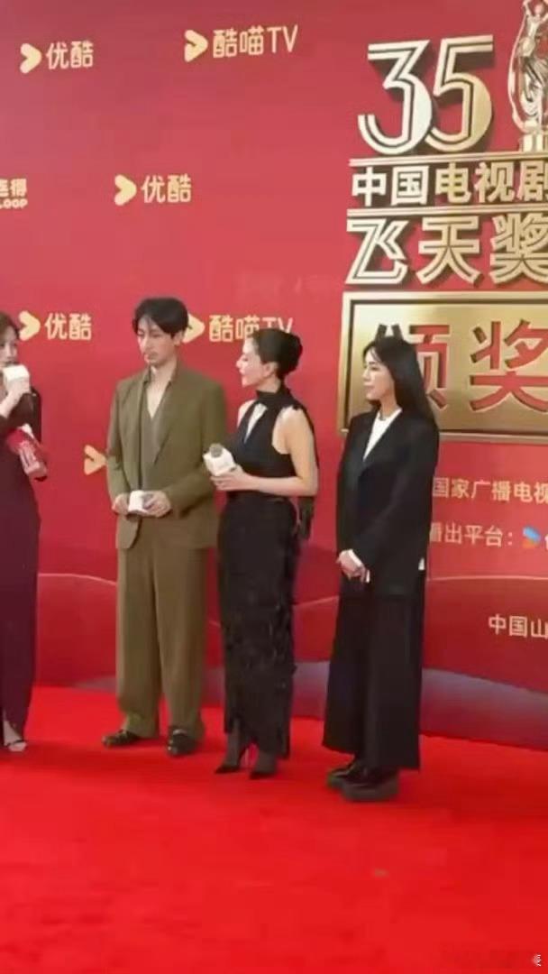 高圆圆穿恨天高走飞天红毯高圆圆红毯穿那么少不冷吗飞天红毯上的高圆圆太敬业！踩着不