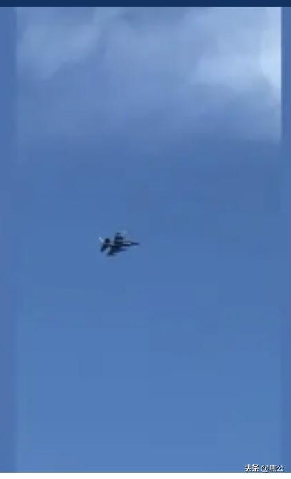 F‑16紧急升空！两架民用飞机闯入特朗普活动上空，现场上演空中伴飞拦截
 
据路