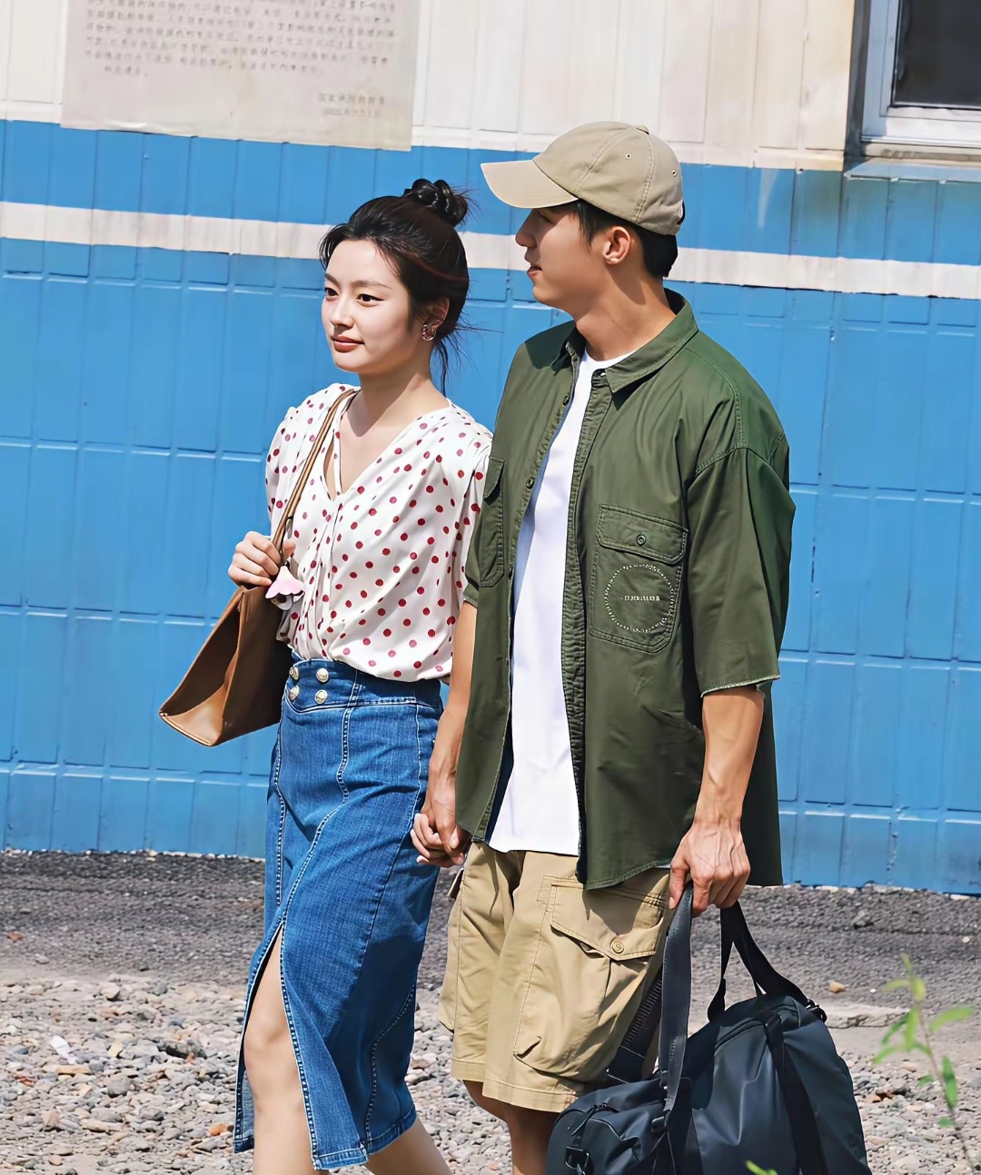 黄景瑜牵着徐若晗俩人太般配了，她气质很干净有当年山口百惠的感觉。 