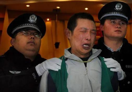 2012年，贵阳，一名犯人被判处了死刑，当法官宣读出判决结果的那一刻，他的双眼紧