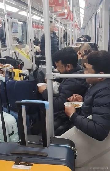满车厢咖喱味！网友拍下多名外籍人士在车厢内吃馅饼，上海地铁客服：车厢内不能吃东西