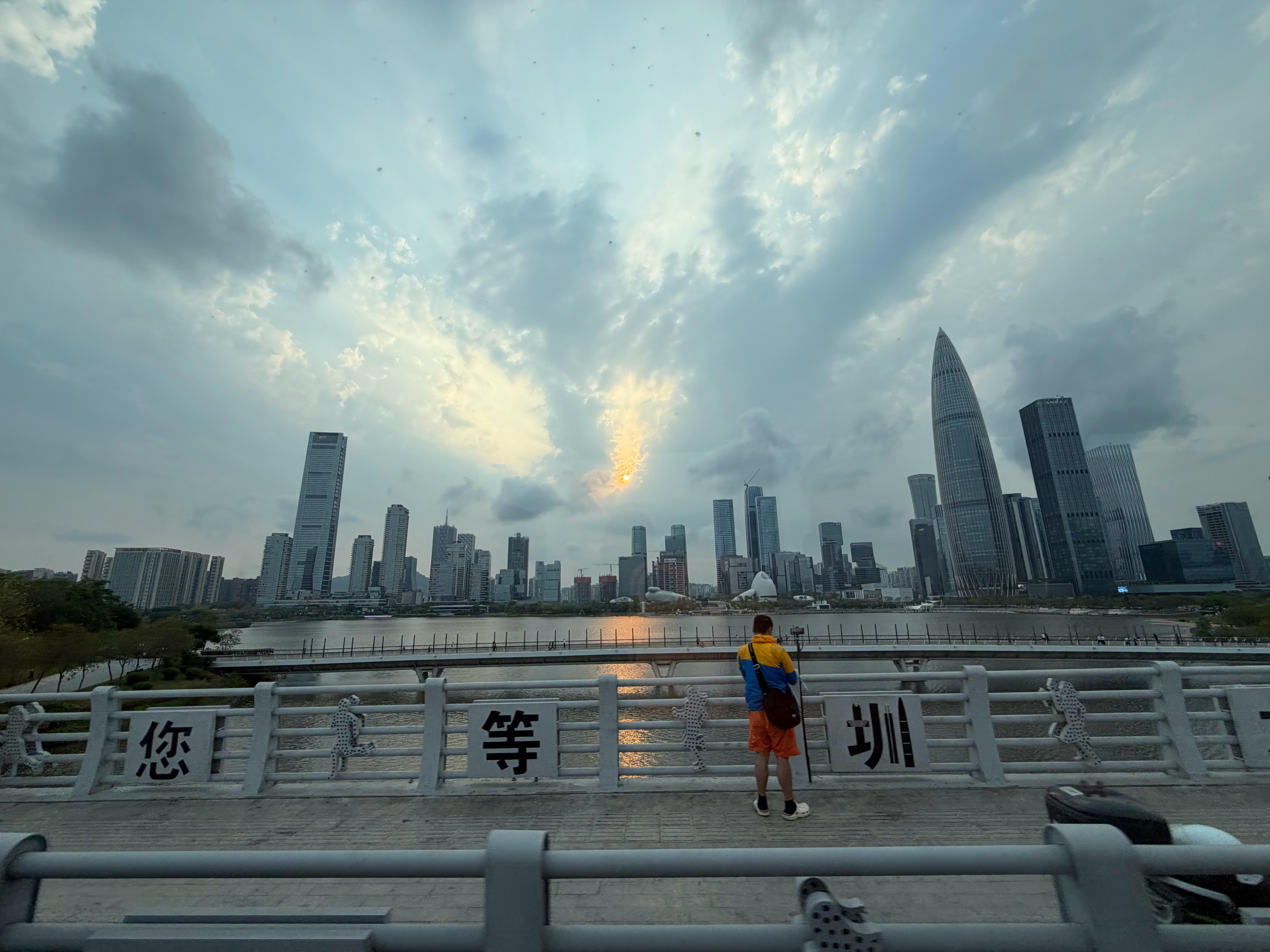 每次来深圳都感叹深圳太好了城市充满活力年轻人非常非常多即使很晚了人员也都非常多气