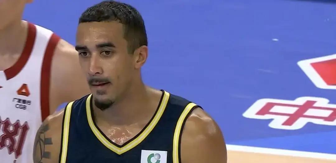 上场8分钟，球队输11分。他不是在打球，是在场中央挖了个黑洞。
 
别被“NBA