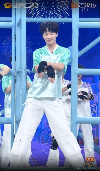 吴泽林cha勇鹅摇你好星期六 吴泽林勇鹅摇嗨翻舞台，他像勇敢小战士，活力满满地舞