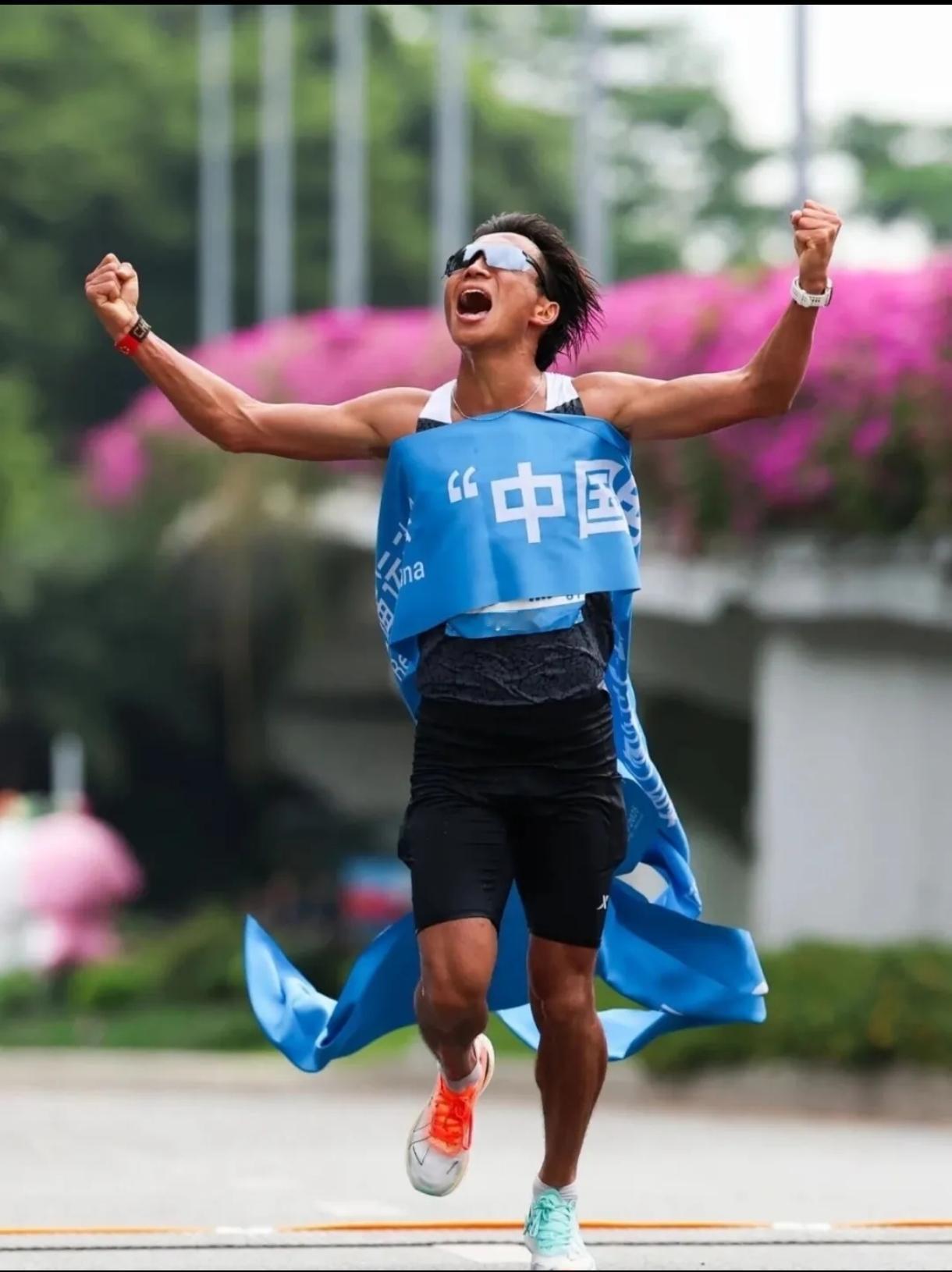 中国马拉松格局彻底变天了！
曾经靠老将撑场面，如今中生代跑者集体爆发，强势接棒。