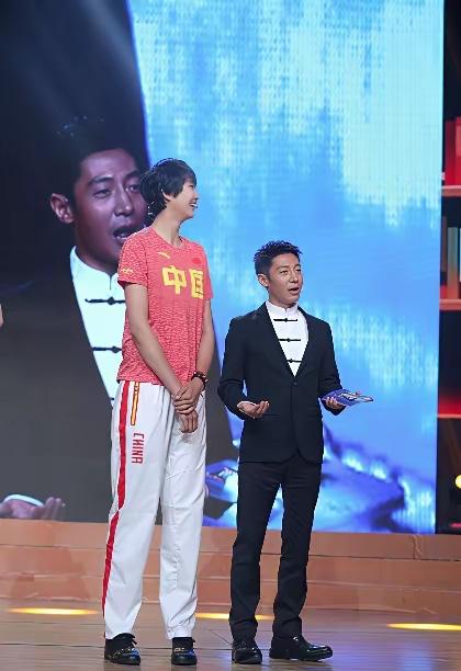 撒贝宁旁边女生是谁，身高这么高