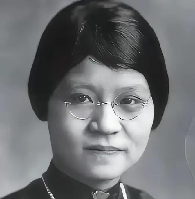1901年的江苏无锡，江南小镇飘着香烛米酒的气息，封建礼教的枷锁仍牢牢束缚着女性