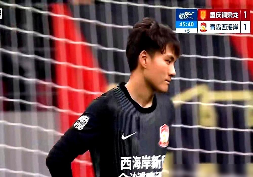 半场结束前1分钟，门将李昊指尖都碰到球了，皮球还是滚进了网窝。他双膝跪地，一句话
