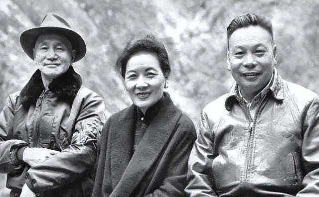 蒋介石伸出三根手指，族老却看不懂他到底是“三个月”还是“三年”。话说绝了，路却断