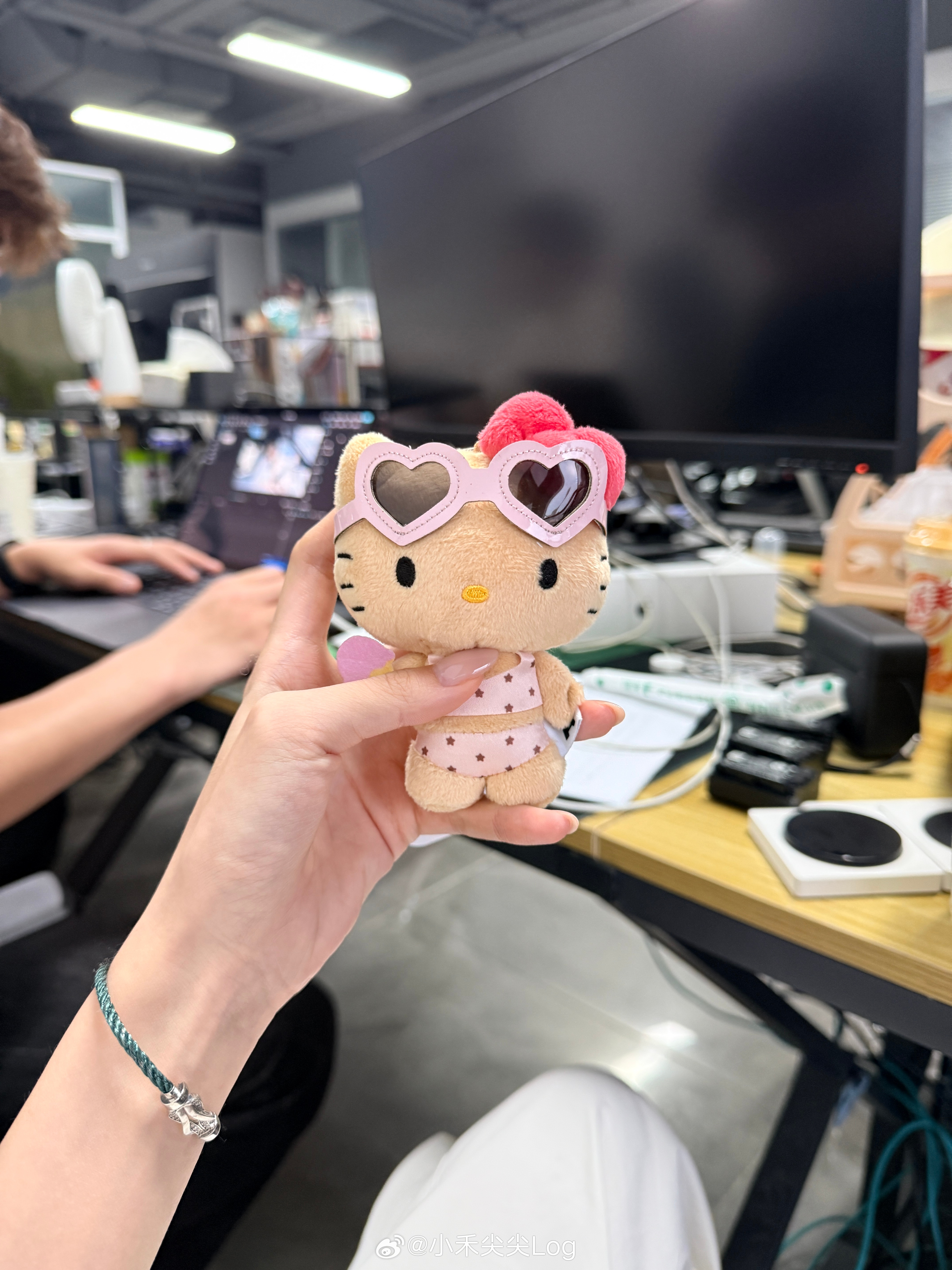 加班也快乐因为收到了粉丝送的黑皮Kitty！！小禾log