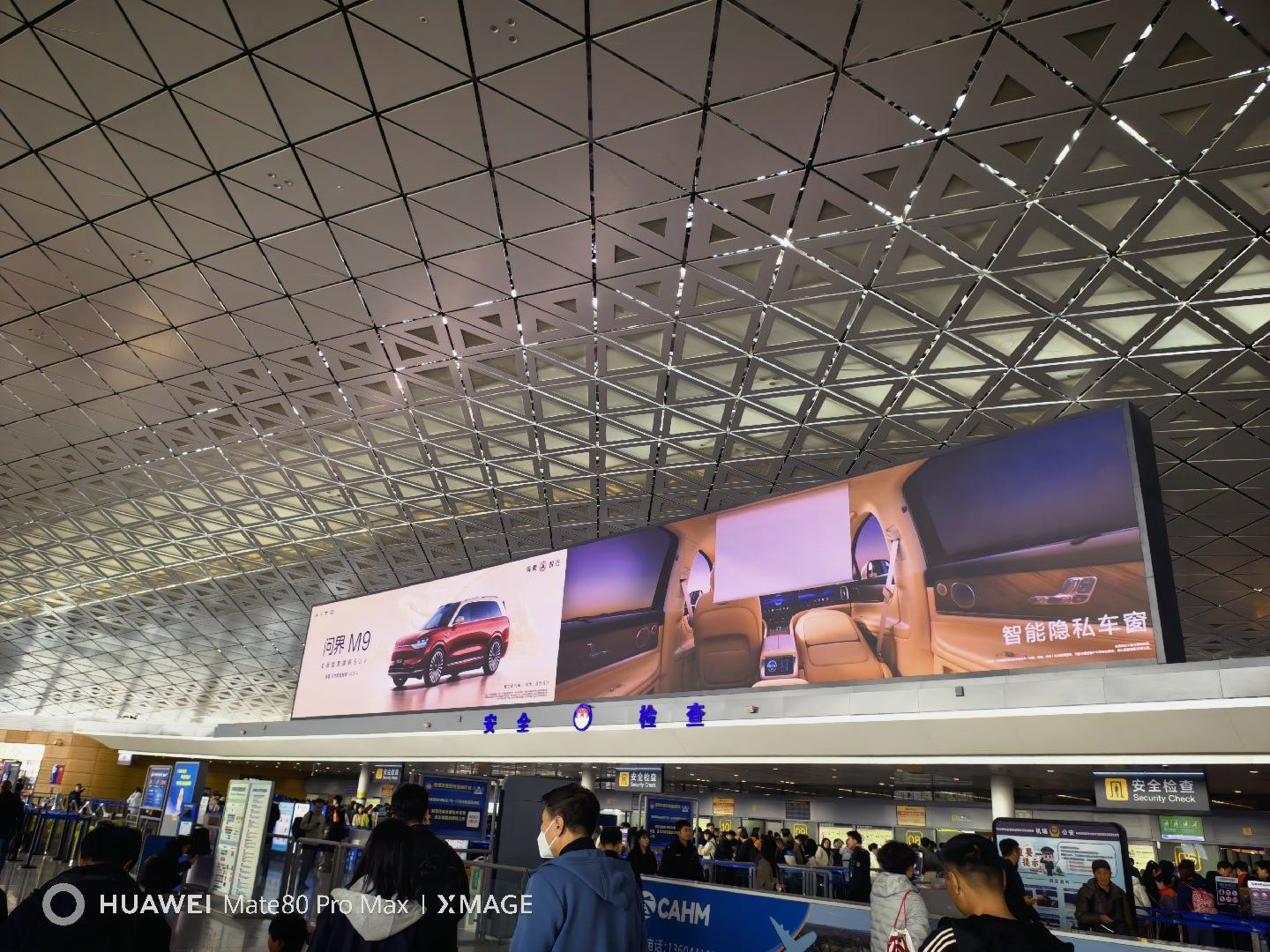 机场的大屏基本上都是车厂的广告