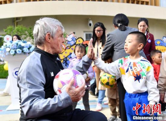 满级小孩上海偶遇米卢聊成朋友米卢被中国满级小孩惊到上海一场超治愈偶遇！6岁小朋友