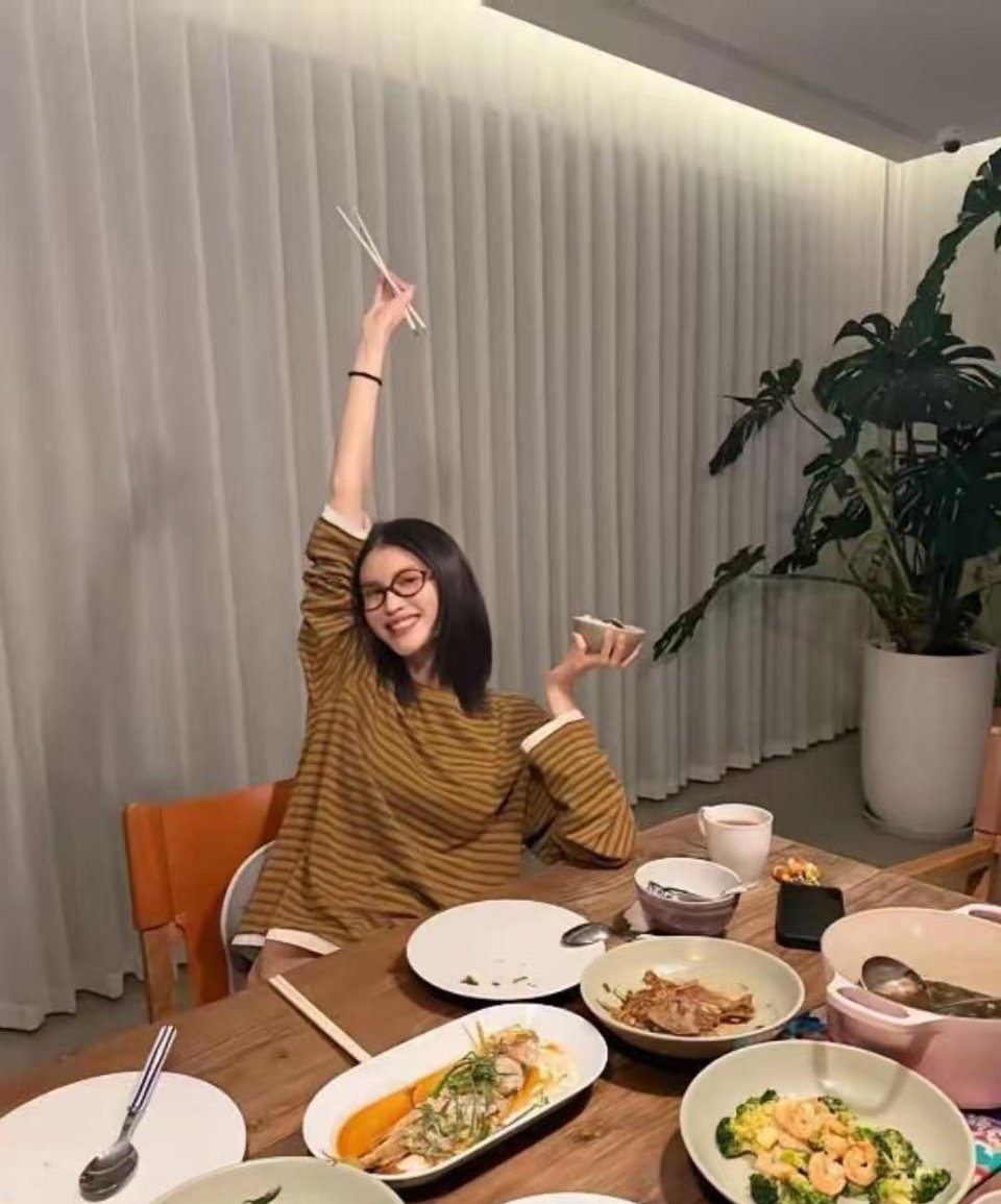 何穗分享老公陈伟霆亲手做的五菜一汤，被人疼爱的感觉让人羡慕。 