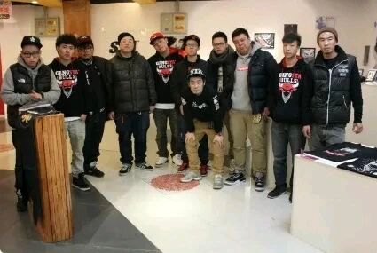 红花会和CBLOCK老照片！弹壳和盛宇还曾一起躺在大街上合影！红花会cblock