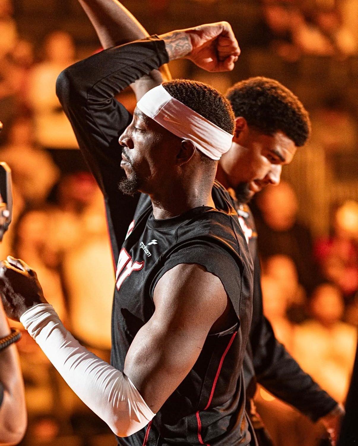 看了整整上半场的比赛，轮换阵容中还是看到最好的球员组合，那就是让阿德巴约和韦尔同