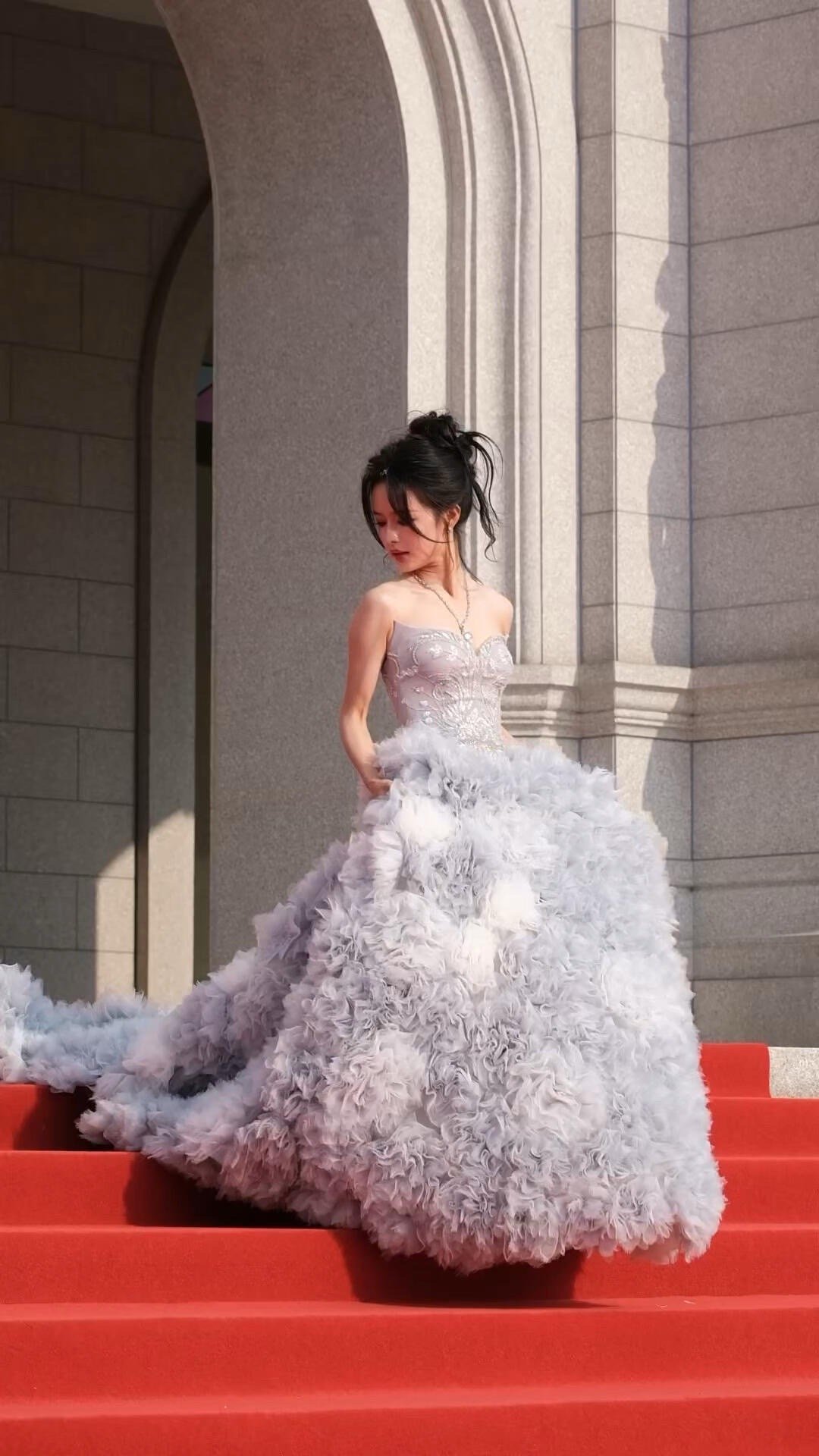 余茵身高还是劣势，礼服撑不起来，高一点就好了 ​​​