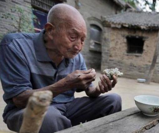 98岁的老人，却为了1.8万元的救命钱，佝偻着身子，颤巍巍地走进派出所报案，这笔