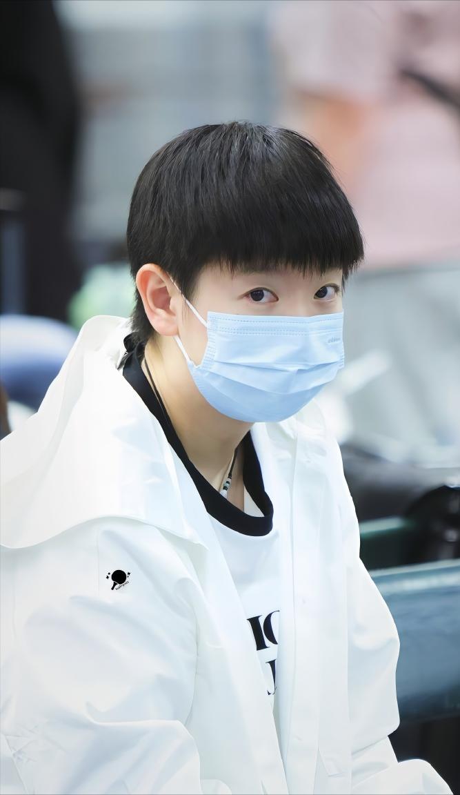 莎莎累坏了
孙颖莎安全抵达瑞典马尔默啦
经历约17小时长途行程
被拍到在机场等行